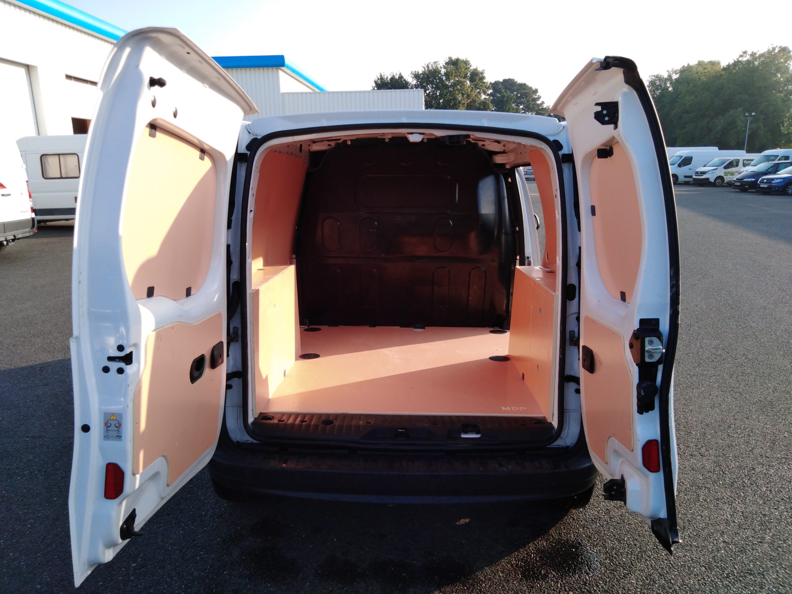 Location-dun-utilitaire-fourgonnette-Renault-Kangoo-L1H1-L2H1-3m3-Vue3-scaled